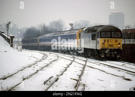 Classe 56 'Grid' 56043 approche de la locomotive de fret de la station de Lewisham traînant une paire de 4-EPB emus à destination de Dartford dans le Big Freeze de 1991 - pris le 6th février 1991. Banque D'Images