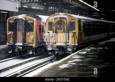 1583 4-CEP et 5709 emus de classe 455 vus au milieu d'une tempête de neige à London Waterloo - pris le 6th février 1991. Banque D'Images