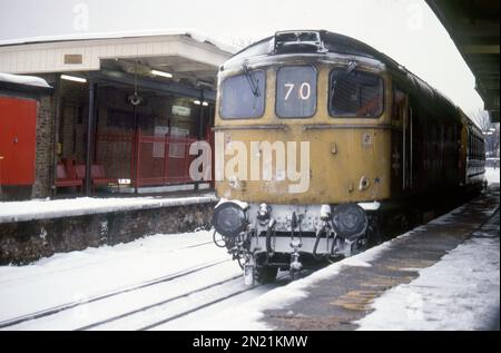 La classe 33 'Crompton' 33020 attend de faire glisser un Charing Cross relié 4-EPB hors de la station de Lewisham dans la neige glacée - pris le 9th février 1991. Banque D'Images