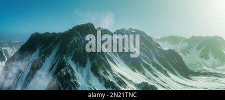 Vue panoramique sur les hauts sommets enneigés chaîne de montagnes au-dessus des nuages. 3D illustration. Banque D'Images
