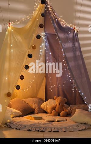 Décoration moderne pour les enfants avec tente de jeux Banque D'Images