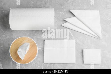 Composition de la nappe avec mouchoirs sur table en marbre gris Banque D'Images