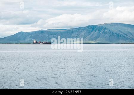 Reykjavik, Islande - 11 juillet 2022 : bateau à conteneurs arrivant sur la rive. Navire d'Eimskip, compagnie maritime en Islande Banque D'Images