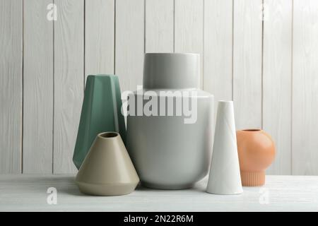 Vases en céramique élégants sur table en bois blanc Banque D'Images