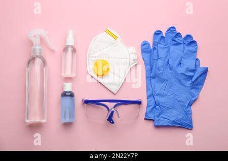 Composition de la couche plate avec gants médicaux, masque et désinfectant pour les mains sur fond rose Banque D'Images