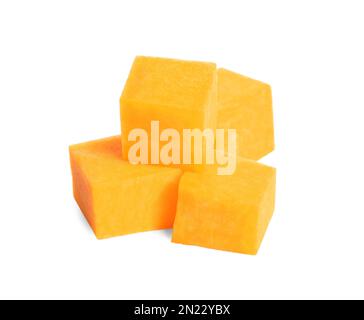 Morceaux de citrouille orange mûre sur fond blanc Banque D'Images