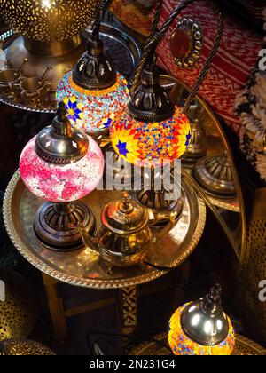 Lampes de style marocain dans le marché traditionnel de la médina. Lumières et boutiques de souvenirs , Marrakech Afrique Banque D'Images