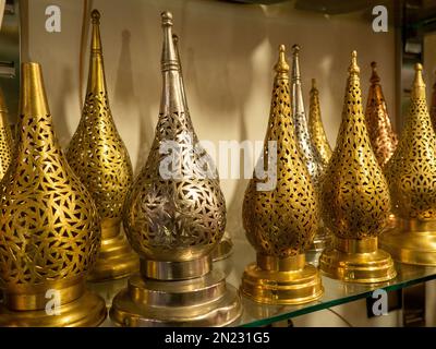 Lampes de style marocain dans le marché traditionnel de la médina. Lumières et boutiques de souvenirs , Marrakech Afrique Banque D'Images