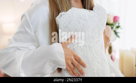 Mariage, mode et femme avec le design de robe dans une boutique ou une chambre pour la tenue, le tissu et le choix de la mariée designer. La mariée se prépare Banque D'Images