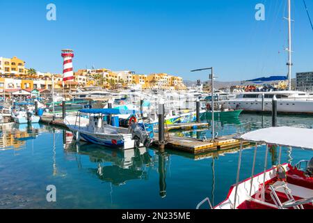 Le port de croisière coloré et animé avec des boutiques, des cafés et des bateaux dans la marina le long de la Riviera mexicaine à Cabo San Lucas, Mexique. Banque D'Images