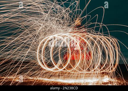 Photographie abstraite de laine d'acier. L'image est prise en éclairant la laine d'acier sur le feu, en faisant tourner le feu et en marchant tout en prenant une photo de longue exposition W Banque D'Images