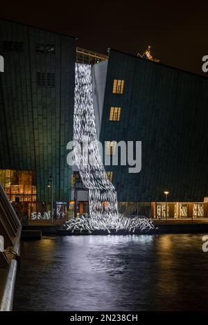 AMSTERDAM, PAYS-BAS - 18 JANVIER 2023 : Festival de lumière d'Amsterdam - chute d'eau d'inversion au Musée des sciences Nemo à Oosterdok à Amsterdam Banque D'Images