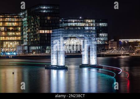 AMSTERDAM, PAYS-BAS - 18 JANVIER 2023 : Festival des lumières d'Amsterdam - porte d'entrée lumineuse à l'Oosterdok d'Amsterdam, pistes lumineuses rouges et vertes Banque D'Images