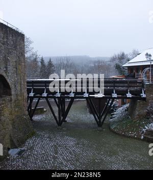 Falkenstein, Allemagne - 31 janvier 2021 : pont sur les ruines du château de Falkenstein lors d'une journée d'hiver brumeuse en Rhénanie Palatinat, Allemagne. Banque D'Images