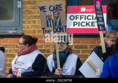 Londres, Angleterre, Royaume-Uni. 6th févr. 2023. Les infirmières sont vues à la ligne de piquetage à l'extérieur de l'hôpital Guy's alors que des dizaines de milliers d'infirmières et d'ambulanciers sont en grève dans le plus grand mouvement de l'histoire du NHS sur les salaires et les conditions. (Credit image: © Tayfun Salci/ZUMA Press Wire) USAGE ÉDITORIAL SEULEMENT! Non destiné À un usage commercial ! Banque D'Images