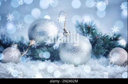 Carte de vœux avec superbes boules de Noël et flocons de neige, effet bokeh Banque D'Images