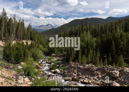 Long's Peak vue dans le parc national de Rocky Mountain, Colorado. La rivière Roaring avec des débris naturels laissés par le barrage du lac Lawn brise 18 juillet 1982. Banque D'Images