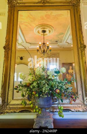 Vase fleur en céramique et grand miroir mural avec cadre en bois antique dans le bureau à domicile à l'intérieur de la maison de style Renaissance. Banque D'Images