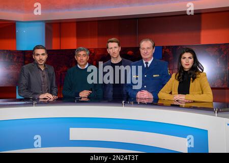 Cologne, Allemagne. 06th févr. 2023. De gauche à droite : Falah ELIAS, reporter, modérateur, WDR, Deutsche Welle, Ranga YOGESHWAR, modérateur, journaliste scientifique, Louis KLAMROTH, modérateur, Animateur de talk show, Gerd FRIEDSAM, responsable de la RHW, organisation de secours technique, Serap GUELER, Guler, homme politique, CDU, « hart but fair », émission de télévision, talk show, 06.02.2023, Koeln Credit: dpa/Alay Live News Banque D'Images