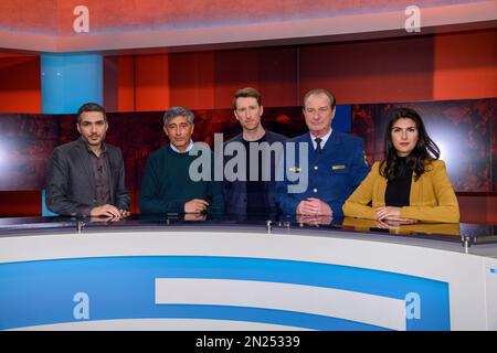 Cologne, Allemagne. 06th févr. 2023. De gauche à droite : Falah ELIAS, reporter, modérateur, WDR, Deutsche Welle, Ranga YOGESHWAR, modérateur, journaliste scientifique, Louis KLAMROTH, modérateur, Animateur de talk show, Gerd FRIEDSAM, responsable de la RHW, organisation de secours technique, Serap GUELER, Guler, homme politique, CDU, « hart but fair », émission de télévision, talk show, 06.02.2023, Koeln Credit: dpa/Alay Live News Banque D'Images