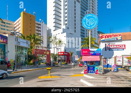 Boutiques et cafés bordent la rue principale juste à côté de la plage à la Golden zone à Mazatlan, au Mexique. Banque D'Images