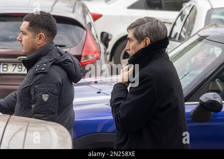 Bucarest, Roumanie - 06 février 2023 : Victor Piturca, ancien entraîneur-chef de l'équipe de football roumaine, quitte la Cour de Bucarest où il m'a été entendu Banque D'Images