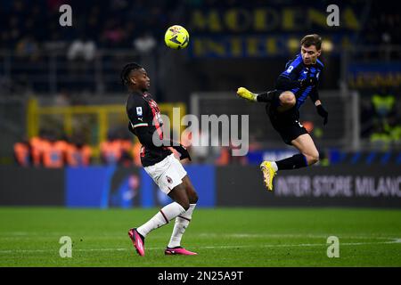 Milan, Italie. 05 février 2023. Rafael Leao de l'AC Milan concurrence pour la ballade avec Nicolo Barella du FC Internazionale lors de la série Un match de football entre le FC Internazionale et l'AC Milan. Credit: Nicolò Campo/Alay Live News Banque D'Images