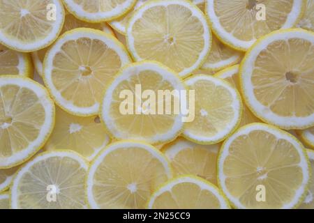 Fond de tranches de citrons jaunes finement coupées Banque D'Images