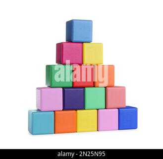 Pyramide en bois faite de cubes isolés sur blanc. Jouet pour enfant Banque D'Images