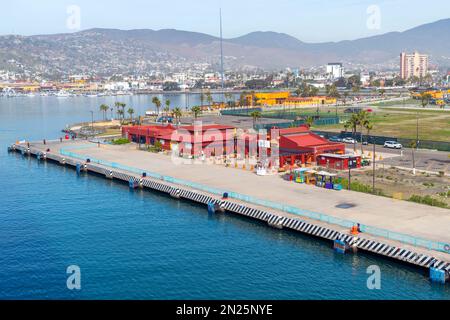 2023 : vue depuis un bateau de croisière du terminal de passagers du port et des chantiers navals à Ensenada, port de croisière du Mexique. Banque D'Images