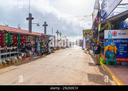 Le marché touristique extérieur de la Bufadora, avec des boutiques de souvenirs et de nourriture sur le chemin de la Blowhole de la Bufadora à Punta Banda, au Mexique. Banque D'Images