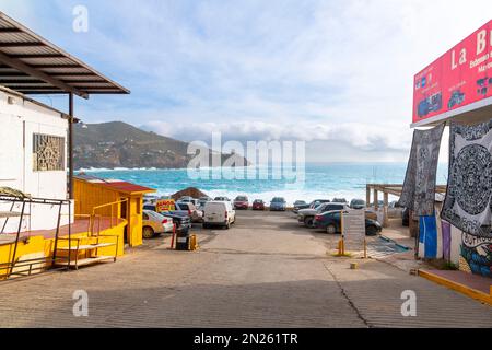 Vue sur le cap Punta Banda depuis le marché de la Bufadora près d'Ensenada, Mexique. Banque D'Images