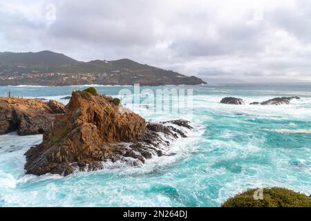 La côte rocheuse et pittoresque le long de l'océan Pacifique au cap de Punta Banda, au sud-ouest de la ville d'Ensenada, au Mexique. Banque D'Images