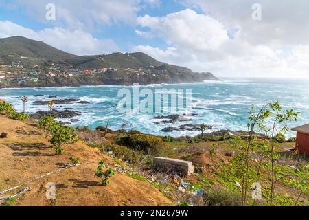 La côte rocheuse et pittoresque le long de l'océan Pacifique au cap de Punta Banda, au sud-ouest de la ville d'Ensenada, au Mexique. Banque D'Images