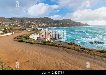 La côte rocheuse et pittoresque le long de l'océan Pacifique au cap de Punta Banda, au sud-ouest de la ville d'Ensenada, au Mexique. Banque D'Images