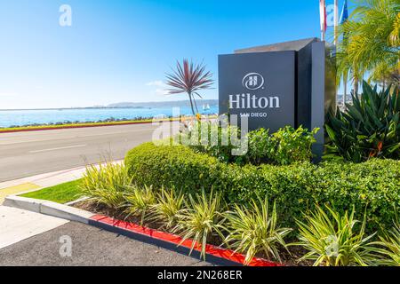 Vue générale sur l'aéroport Hilton San Diego et le panneau Harbour Island Hotel à l'entrée de l'hôtel de villégiature le long de l'océan Pacifique à San Diego, CA Banque D'Images