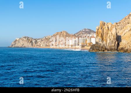 Vue de l'océan Pacifique près de la fin du Land des complexes et hôtels de luxe le long de Wejulia Beach à Cabo San Lucas, Mexique, le long de la Riviera mexicaine. Banque D'Images