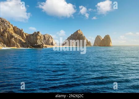 Vue sur la mer alors que la lumière du soleil frappe la Playa de Los Amantas, connue sous le nom de Lover's Beach à la formation rocheuse LANd's End Los Arcos à Cabo San Lucas, au Mexique Banque D'Images