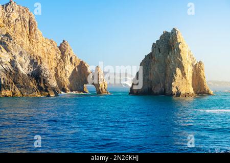 L'arche El Arco aux formations rocheuses de l'extrémité du territoire sur la péninsule de Baja, à Cabo San Lucas, Mexique. Banque D'Images