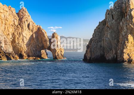 L'arche El Arco aux formations rocheuses de l'extrémité du territoire sur la péninsule de Baja, à Cabo San Lucas, Mexique. Banque D'Images