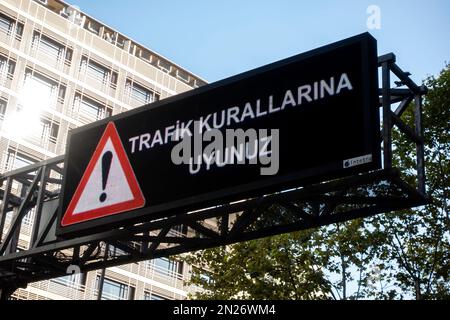 Respectez le panneau numérique des règles de circulation sur la route dans le centre d'Istanbul Turquie Banque D'Images