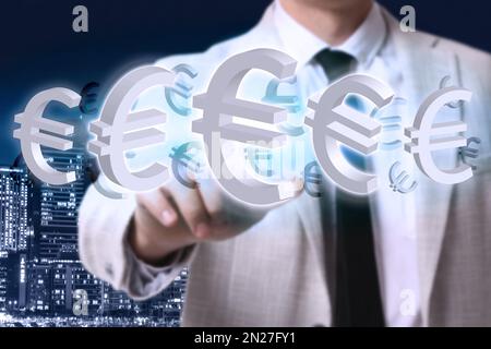 Concept d'échange de monnaie. Homme d'affaires avec symboles euro et ville sur fond, gros plan Banque D'Images