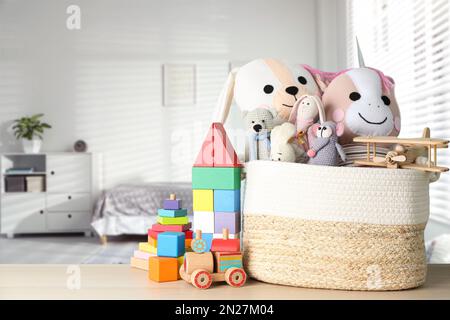 Ensemble de jouets mignons différents sur une table en bois dans la chambre des enfants. Espace pour le texte Banque D'Images