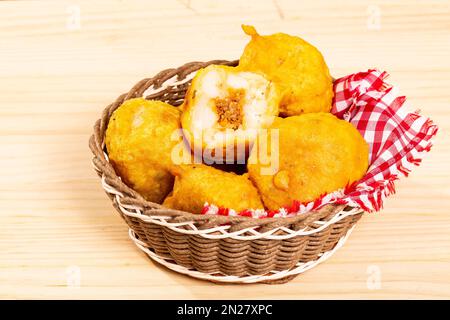 Pommes de terre farcies frites typiques de plusieurs pays d'Amérique latine Banque D'Images