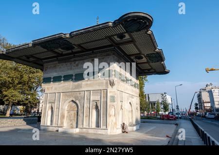 Tophane Fountain Tophane Çeşmesi) est une fontaine d'eau publique datant de 18th ans construite par le sultan ottoman Mahmud I, architecture rococo ottomane. Istanbul Banque D'Images