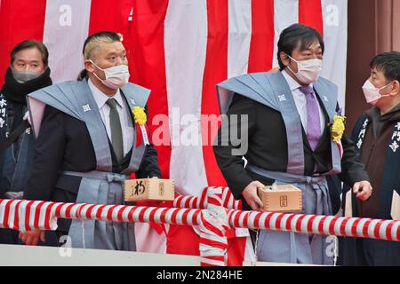 Le lutteur professionnel japonais, Hiroyoshi Tenzan du Nouveau-Japon Pro-Wrestling et l'ancien lutteur professionnel Kenta Kobashi(R) assistent à la cérémonie de lancement de haricots au temple d'Ikegami Honmonji à Tokyo, au Japon, sur 3 février 2023. Credit: AFLO/Alay Live News Banque D'Images