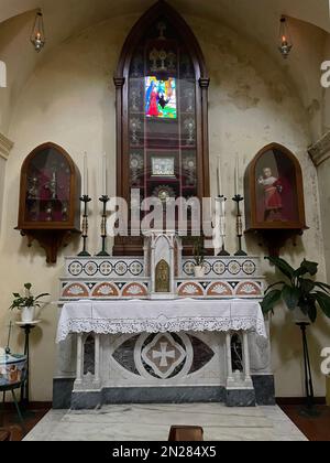 Racine, Italie. Chapelle à l'intérieur de l'église Saint-Georges-le-Martyr datant du 12th siècle. Banque D'Images