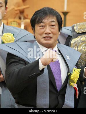 L'ancien lutteur japonais Kenta Kobashi pose pour les photographes après la cérémonie de lancement de haricots au temple d'Ikegami Honmonji à Tokyo, au Japon, sur 3 février 2023. Credit: AFLO/Alay Live News Banque D'Images