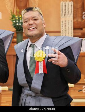 Le lutteur professionnel japonais Hiroyoshi Tenzan du Nouveau-Japon Pro-Wrestling pose pour les photographes après la cérémonie de lancement de haricots au temple Ikegami Honmonji à Tokyo, Japon sur 3 février 2023. Credit: AFLO/Alay Live News Banque D'Images