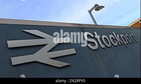 Gare de Stockport, extérieur avec logo BR British Railways, gare de Stockport , Grand Central Way, Stockport, Cheshire, Angleterre,SK3 9HZ Banque D'Images